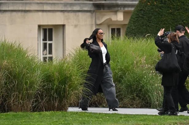 Solange Knowles in grijze jeans bij Loewe.