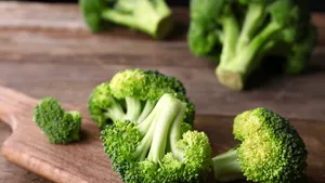 De verrassende reden waarom zelf broccoli snijden veel gezonder is dan voorverpakt kopen