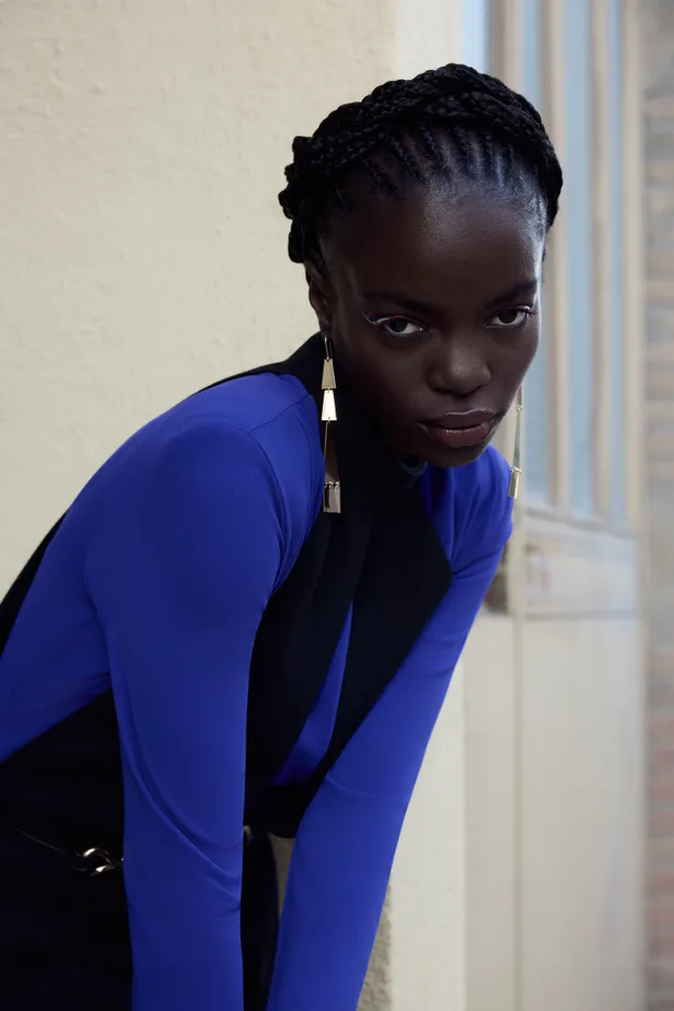 Jurk: Saint Laurent | Oorbellen: Isabel Marant