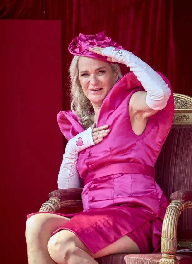 Prinses Delphine van België in een korte, zuurstokroze jurk tijdens het defilé bij de Nationale Feestdag, 21 juli 2026.