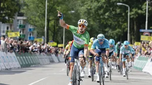 Casper van Uden juicht in ZLM Tour