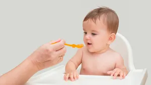 De eerste hapjes voor je baby: 5 tips om zelf veilige en gezonde prakjes te maken