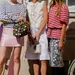 3 vriendinnen in fashionable, kleurrijke outfits.