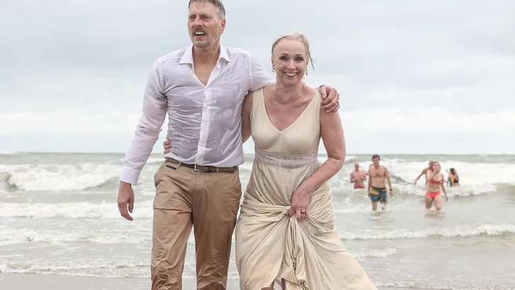 Actrice Ellen Evers getrouwd op het strand! 