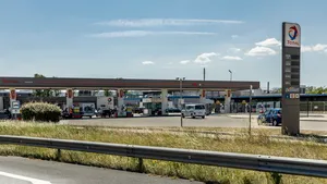 Tankstation naast de Franse snelweg