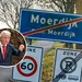 Wilders en het bord 'Moerdijk'