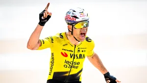 Wout van Aert juicht bij zijn verlossende zege in Parijs-Roubaix.