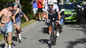 Tadej Pogačar gooide in de eerste etappe van de Ronde van Zwitserland een enorme solo uit zijn benen. Het ergste van alles: hij deed dat met het gemak van een trainingsritje.
