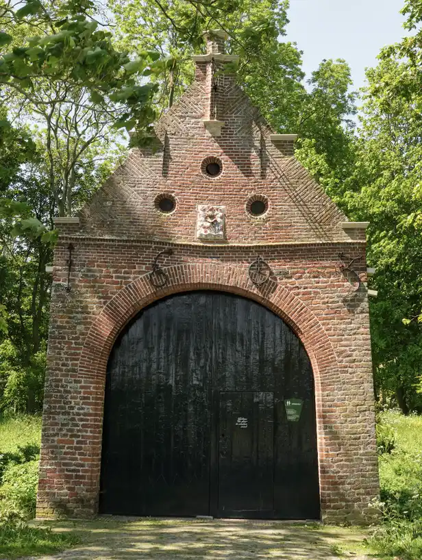 De toegangspoort van Park Jongemastate in Raerd
