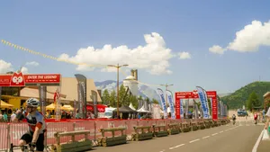 De commerciële en sfeerloze finish van een wielerevenement op Alpe d'Huez, wat de kritiek op de overgewaardeerde klim onderstreept.