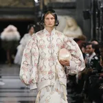 Simone Rocha: aardse bloemen en sprookjesachtige silhouetten