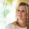 Zien: Máxima wordt een handje geholpen door charmante jongen