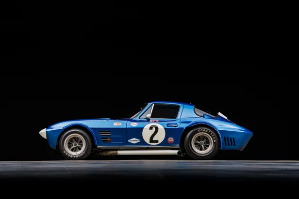 Zijaanzicht van de blauwe Corvette Grand Sport met startnummer 2 en brede racespatborden.