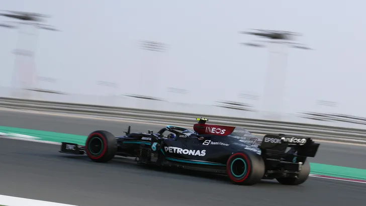 'Buigende' achtervleugel Mercedes F1 in beeld gebracht