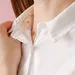 Make-upvlekken in blouse.