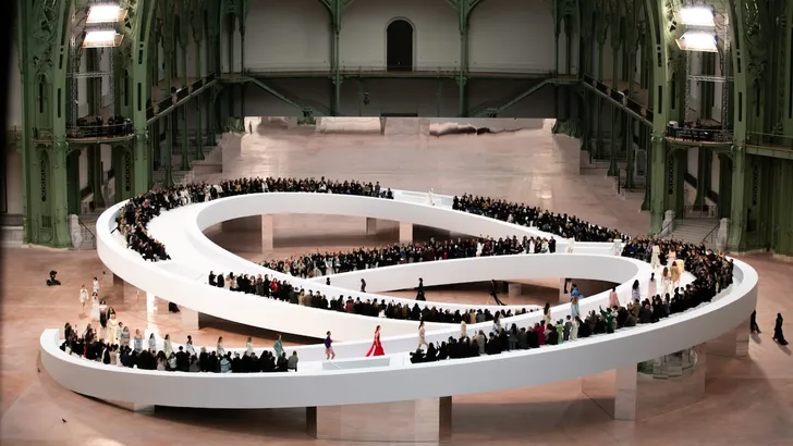 Foto van de runway van de Chanel Couture-presentatie voor het voorjaar van 2025 in het Grand Palais.