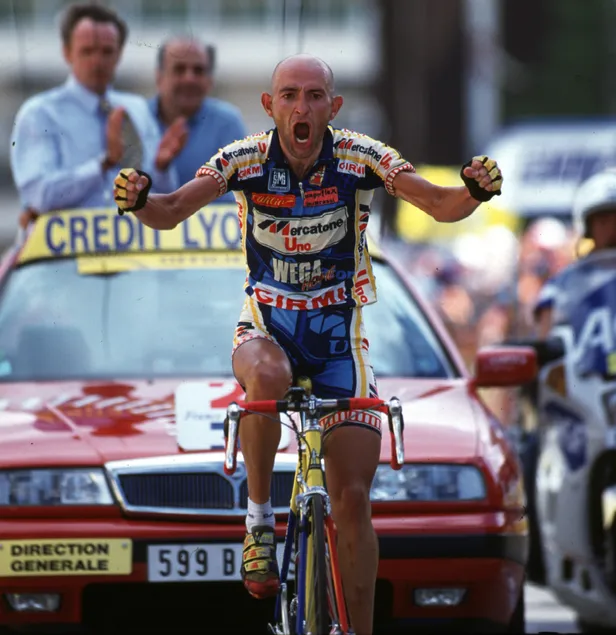 Marco Pantani zegeviert op Alpe d'Huez