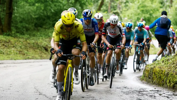 Elitegroep in de Giro op een klim.