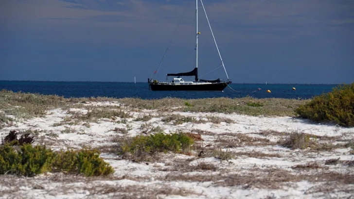 Ankeren wordt ontmoedigd, je ligt aan grote meerboeien