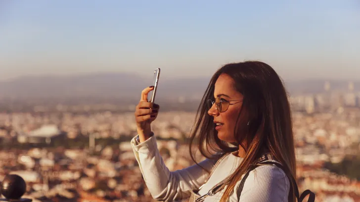 Vrouw valt uit autoraam tijdens het maken van video voor Snapchat