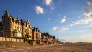 Minder duur dan Deauville, even charmant als Cabourg: de Normandische badplaats die Parijzenaars verleidt