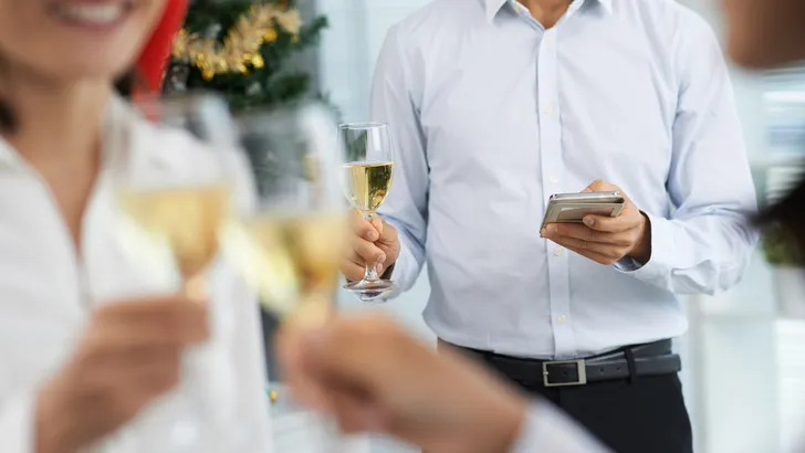 Mensen met dit beroep gaan het vaakst vreemd tijdens kerstborrels