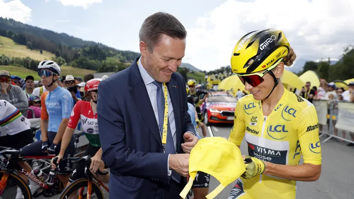 davide lappartient samen met pauline ferrand-prévot bij de start van de slotrit van de tour de france femmes 2025