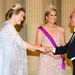 Foto van koningin Mathilde en koningin Máxima met ontwerper Edouard Vermeulen van modehuis Natan.