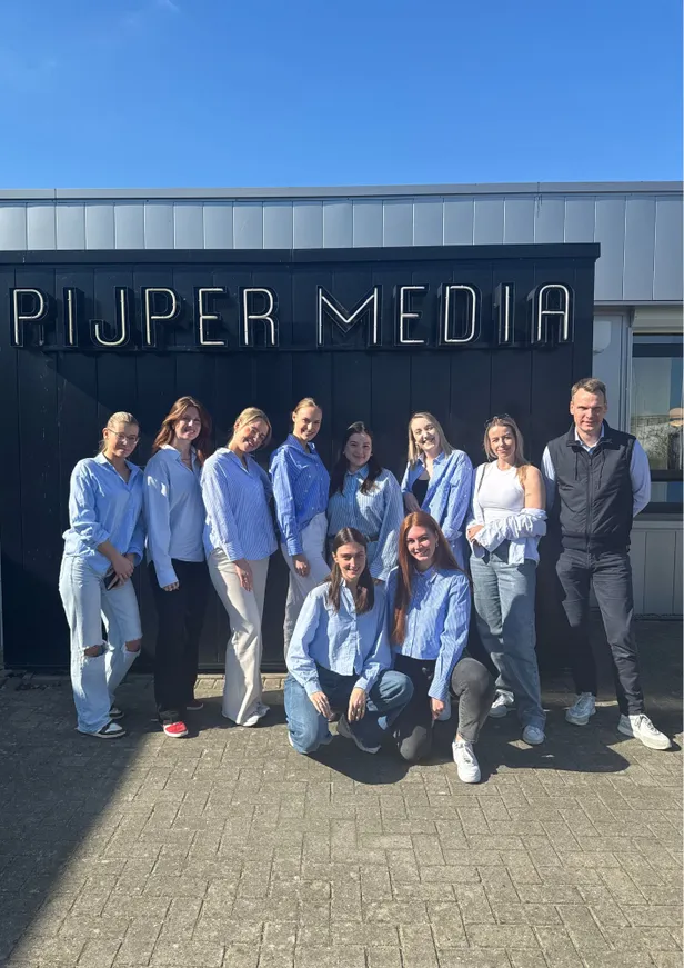 Wat zijn we matchy hé met onze gestreepte blauwe blousejes! 