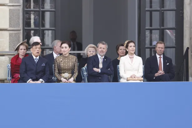 Het balkon van het paleis was goed gevuld met hoogheden en majesteiten. (Beeld: NL Beeld)