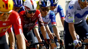 Remco Evenepoel kreeg een tikje in de UAE Tour, want hij zag zijn grootste concurrent Isaac del Toro naar dagwinst sprinten. Zelf zat hij daar echter allerminst mee.