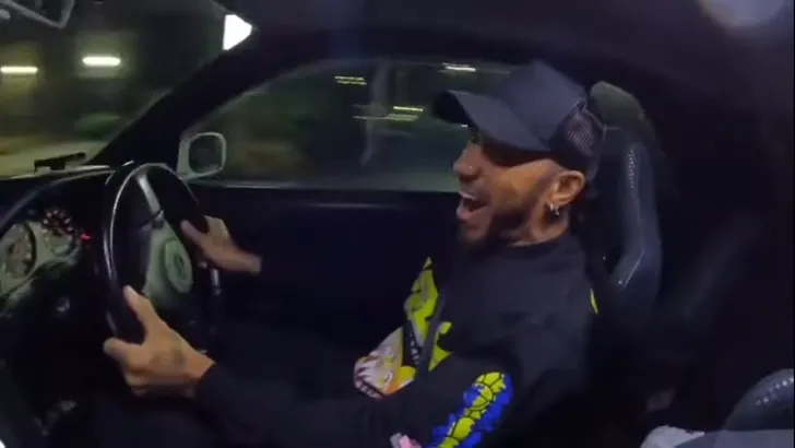 VIDEO: Lewis Hamilton belast milieu met Nissan Skyline R34 GT-R