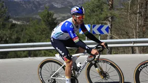 Remco Evenepoel in actie bergop.
