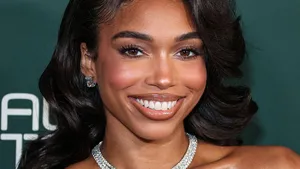 Lori Harvey tijdens Baby2Baby Gala – met een stralende huid