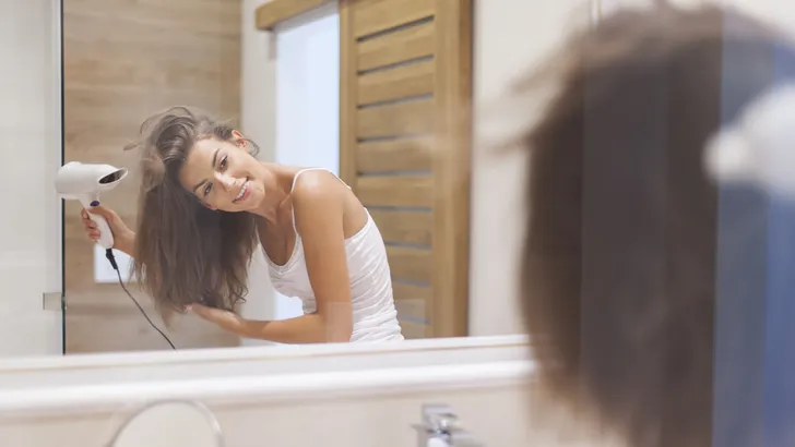 Waarom je twee keer zou moeten nadenken voordat je de föhn in je hotelkamer gebruikt 