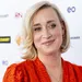 Eva Jinek openhartig over haar echtgenoot, Dexter van der Voorn. – Foto van Eva Jinek in rode jurk bij de NPO Seizoensopening, augustus 2024.