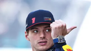 Max Verstappen neemt Viaplay even over (video)