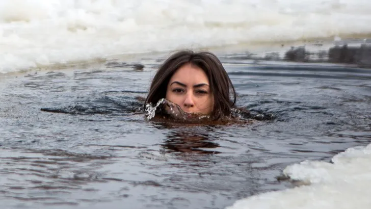 Inna Vladimirskaya naakt zwemmen
