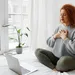 vrouw doet mindfulness oefeningen op bed - voordelen