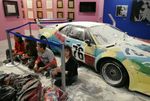Italiaanse ecomafkezen besmeuren Andy Warhol's BMW M1 Art Car met bloem