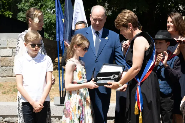 Burgemeester Annie Delrieu overhandigt de symbolische sleutel van de stad aan Gabriella.