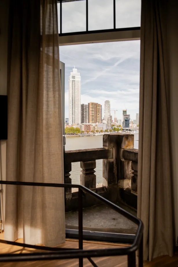 Vanuit je kamer heb je een fantastisch uitzicht over de stad 