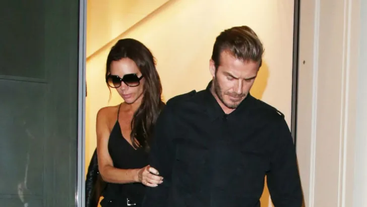 Oeps! Victoria Beckham plast in broek