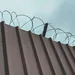Niet voeren: man aangehouden voor speciale Snickers over gevangenismuur gooien