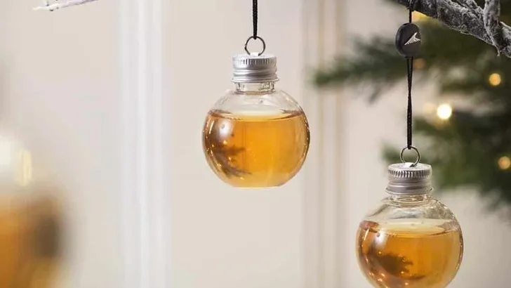 Kersttrend: booze ballen in de boom! 