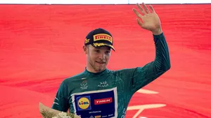 Twee op twee voor Jonathan Milan in de Saudi Tour. De Italiaan was verreweg de beste in de sprint, waarin Fabio Jakobsen zich niet kon mengen vanwege kramp.