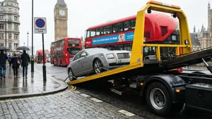 Londense politie grijpt in: foutparkerende Rolls-Royces en supercars worden massaal weggesleept