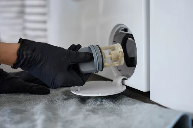 Zo maak je het pompfilter van je wasmachine schoon