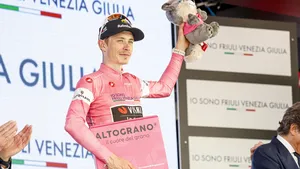 Waar Tadej Pogačar altijd aanvalt op intuïtie, kiest Jonas Vingegaard in de Giro voor de kille logica van de rekenmachine. Volgens Tom Dumoulin spaart de Deen zo slim zijn krachten voor de Tour, al wint hij er de populariteitsprijs niet mee.