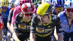 campenaerts rijdt voor vingegaard uit in het peloton en fungeert als vaste rechterhand